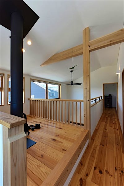 吹き抜けに面する縦格子で開放感UP。ちゃんと1階・2階で家族の気配を感じる。