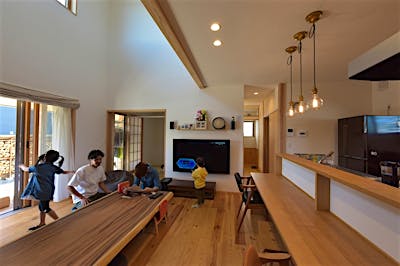 リビングの南側はフルオープンにウッドデッキとつながる。キッチンからでも庭で走り回るお子様に目が届く。