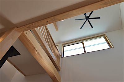 吹き抜けの窓から光を取り込む。