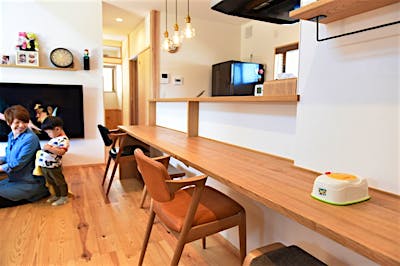 キッチン前のカウンターは栗材。朝食やおやつをサッと食べるのに重宝している。