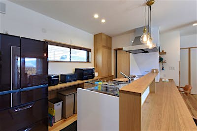 キッチンの背面収納は使い勝手の良いオリジナル。キッチンを抜けた先にはパントリーがある。