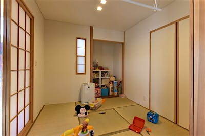 和室はリビングと調和するように珪藻土を塗りまわした空間に。