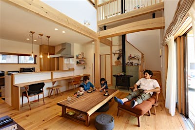 この家は「出かけたくなくなる家だ」とN様。わが家時間がいちばんの贅沢。 