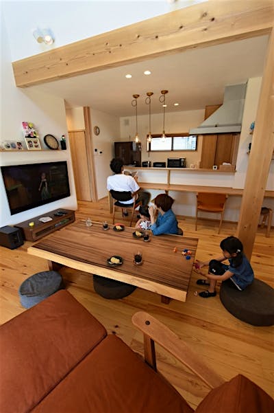 リビング座卓の大きな一枚板は、モンキーポッド。