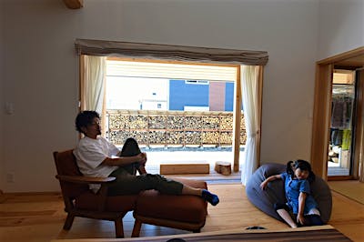 開け放った窓から自慢の薪棚を眺めるのも至福の時間。