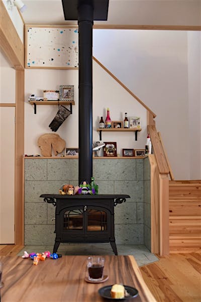 薪ストーブのまわりには家族の思い出の品々を。 