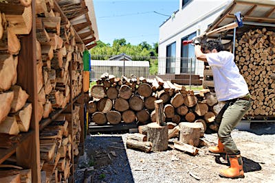 「薪割りはスポーツ」と話すご主人の手慣れた斧使いは流石！