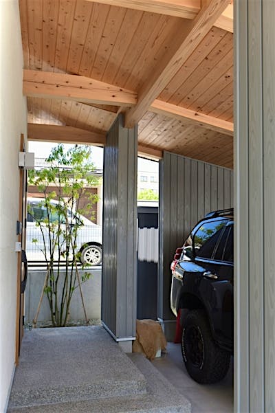 玄関ポーチの先の植栽が訪れる人を出迎える。