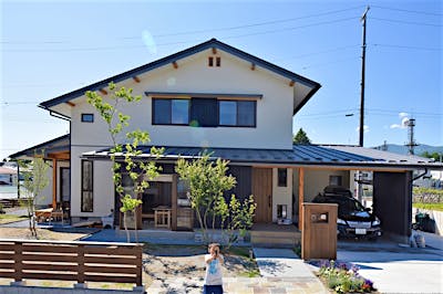 浅間山を背景に、山並みに沿うことを意図した大屋根のシルエット。