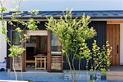 土間サロンが庭との繋がりを生む。