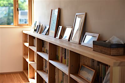 2階のライブラリーコーナー。いつでも手に取り読書ができる。