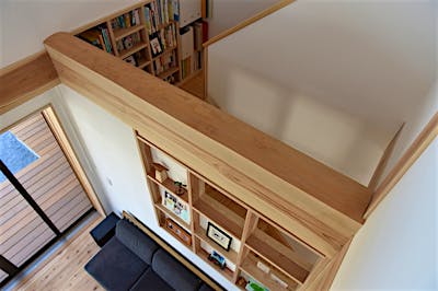 階段踊り場にも造り付けの本棚を。本好きなご家族のために、家の各所に設けた。