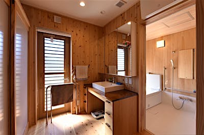 温泉好きなご家族がこだわった水回り。板張りの風情ある浴室に浸かると、窓から浅間山が望める。