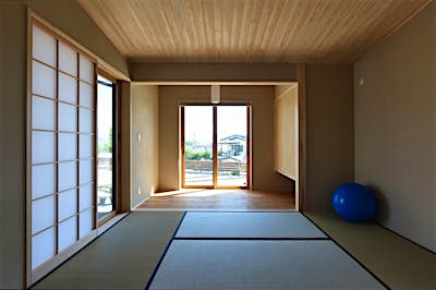 京壁と板張り天井で仕上げた趣ある和室。和室続きの広縁は、外の景色を楽しみくつろげる。