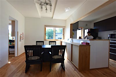 キッチン前には造り付けの収納を設けた。リビング、ダイニング周りのものもスッキリ収納できる。