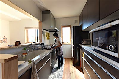 キッチンからは家じゅうが見渡せる。スタディーコーナーまで程よく視線が通るので、お子様にも目が届く。