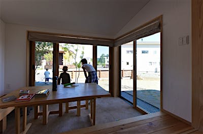 開放的な土間サロン。ご主人は毎朝ここで新聞を読むのが日課だそう。