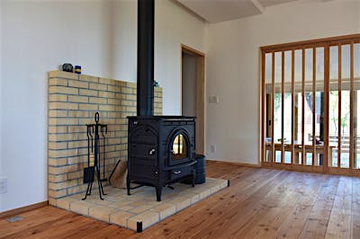 薪ストーブはダッチウエストのフェデラルコンベクション。炉台はレンガ。蓄熱効果もあり扱いやすい。