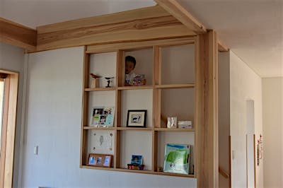 階段壁を使った飾り棚はデザインが面白い。お気に入りの小物を飾って彩りを。