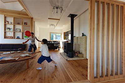 広いリビングでは、子どもも親も、のびのびありのままに過ごすことができる。  