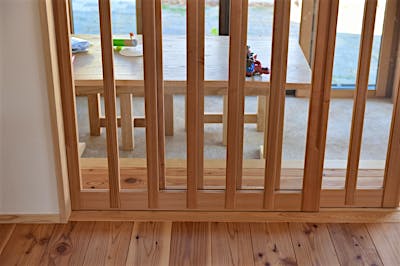 土間サロンとリビングはスリットの建具で仕切ることができる。建具を開け放てば広々とつながる空間に。