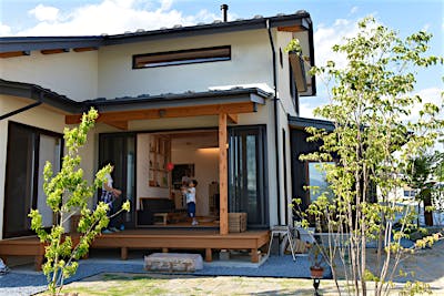 L字のウッドデッキが中と外、リビングと和室もつなぐ。