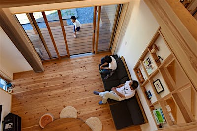 フルオープンサッシの向こうにはプライベートなウッドデッキ。その先には八ヶ岳を望める。