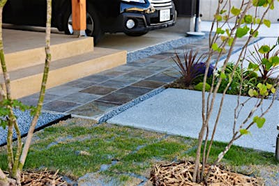 外構にもこだわった。信州の地と溶け合う素敵な外構が、家に映えている。