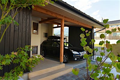 建物一体のビルトインガレージ。外観のアクセントに。