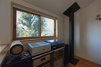 2階のオーディオコーナー。オーディオに合わせて窓の高さを計画した。