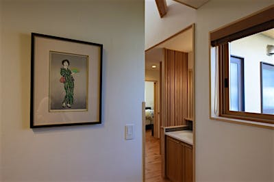 住まいのあちこちに絵画を飾るための壁を計画した。楽しみながらレイアウトができる。