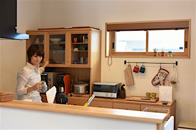 食器棚は、A様が家に合わせて購入したもの。家具をじっくり選ぶのも家づくりの楽しみ。