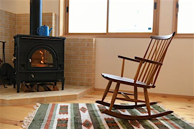 揺らめく炎を眺めくつろぐ時間。信州ならではの暮らしを満喫。