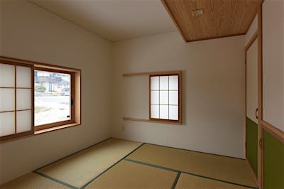和室はシンプルにつくった。和紙を貼り分けた建具がアクセントに。