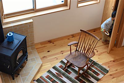 リビング脇の収納はおもちゃ専用。1人でお片付けする習慣もバッチリ。