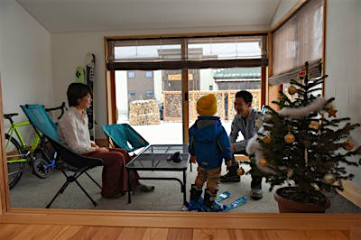 もともとたくさん持っていたアウトドア用品。土間サロンなら普段使いできる。アウトドアを日常の一部として楽しめる空間。