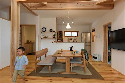 ダイニングは飛騨家具。少し低めの高さ設定が落ち着く。