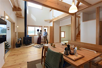 北西の窓はいずれも大きく計画した。いつでも北アルプスの絶景を楽しめる。