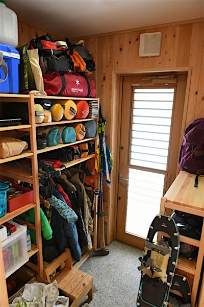 大容量の土間収納。収納棚は既製品を組み合わせて機能的に。