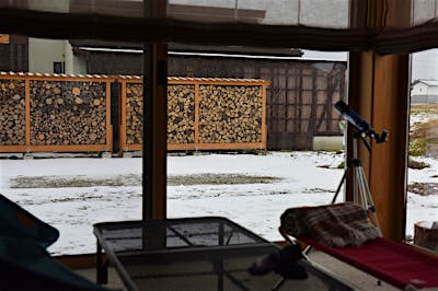 はじめての冬支度。薪小屋づくりから斧での薪割りまで自力でやり遂げた。