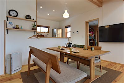 テレビの配線がごちゃつかないよう、壁付けでスッキリさせた。