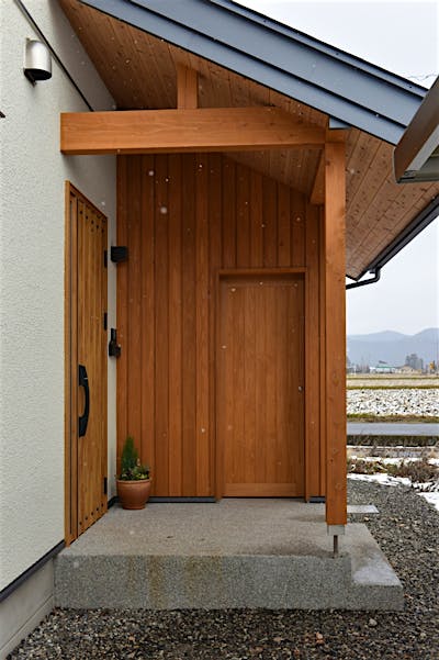 玄関横には外収納を計画した。外回り用品やタイヤもスッキリ収納できる。