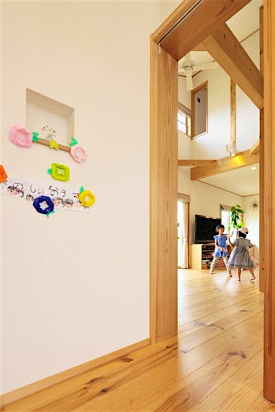 玄関からリビングを見る