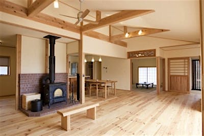 リビングは屋根の傾斜に沿った斜天井で、天窓も設けた。平屋ながらも吹き抜けのような開放感。