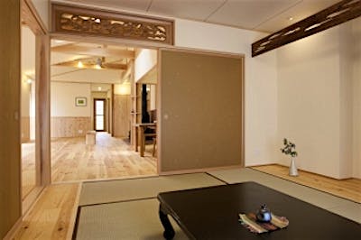 和室の欄間と床の間の落とし掛けは、旧家の古材を再利用した。