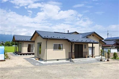 東入り玄関のファサード。引き戸の玄関まわりはタイル貼りの腰壁で、和の趣に。