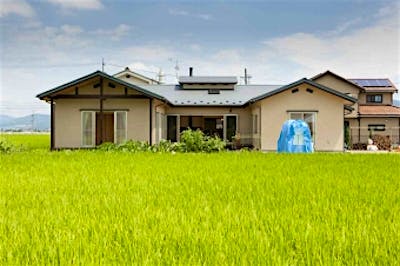 田園を介して望む南側外観。