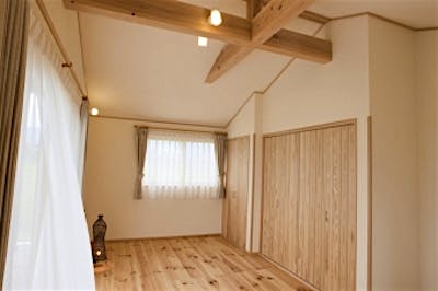 コの字の端に位置する個室は、三面に窓があり光と風をたっぷり感じられる一部屋に。