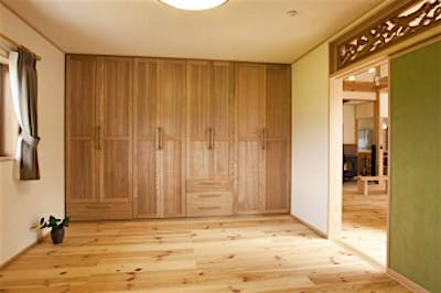 タンス類は持ち込まず、造作クローゼットですっきりと収納できる。