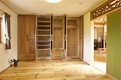 造作クローゼットをオープンしたところ。お手持ちの品物に合わせた収納計画は、自由設計ならでは。